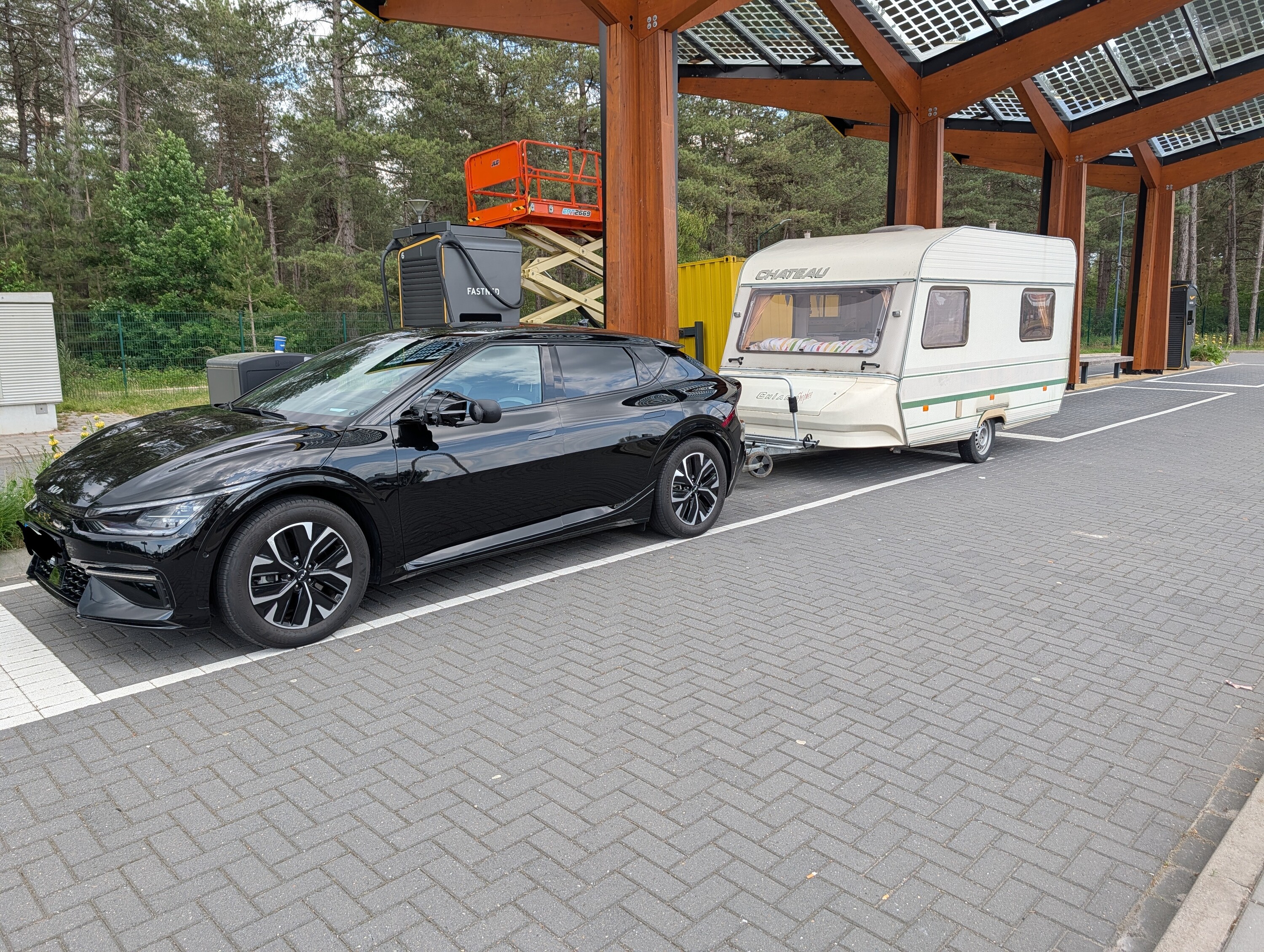 Gespann an Fastned-Ladestation Groote Bleek, NL