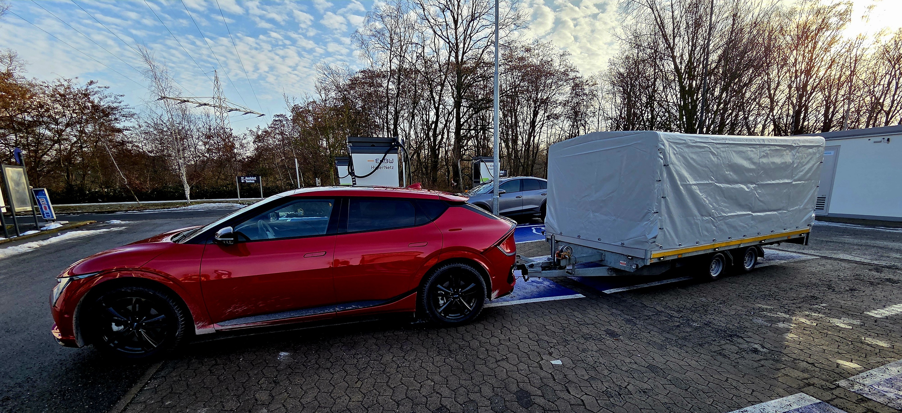Knapp aber hat komplett an die Säule gepasst ;)  - EV6 und Anhänger ist ein traum .... so entspannt!