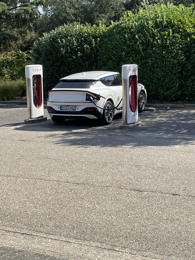 Kia EV6 am Tesla Supercharger (V2)