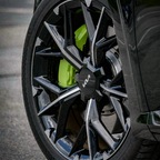 EV6 GT aka „Black Titan“ vor der Raffinerie