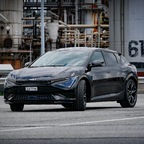 EV6 GT aka „Black Titan“ vor der Raffinerie