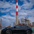 EV6 GT aka „Black Titan“ vor der Raffinerie